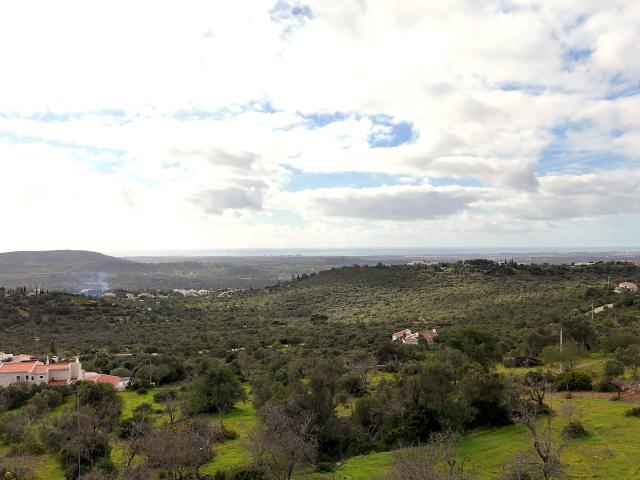 Terreno com ruína em localização central e tranquila, com vistas fantásticas