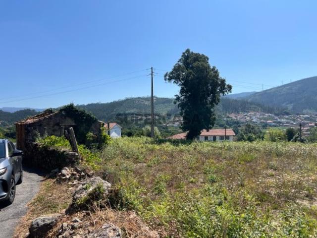 TERRENO COM RUÍNA EM OSSELA
