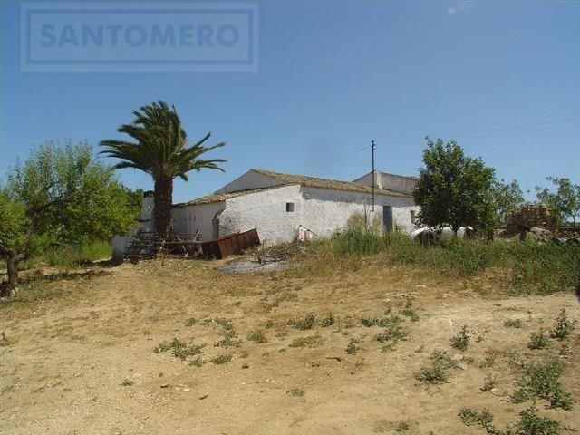 Terreno com ruína perto de Albufeira 0m² Alcantarilha e pêra