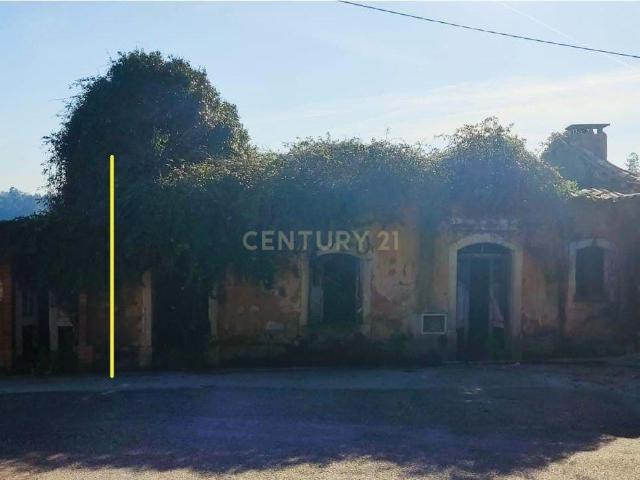 Terreno com Ruínas em Zona Tranquila e Excelente Exposição Solar