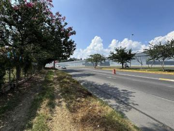 Terreno comercial con frente de 70 metros. Periférico Oriente y Tonaltecas