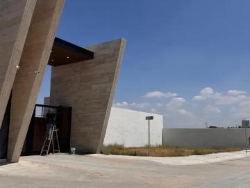 Terreno Comercial fuera de Privada Estanza