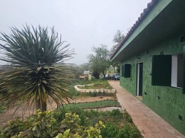 Terreno con vivienda/ cuarto de aperos y construcción anexa