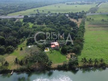 TERRENO CON CASA FRENTE AL RÍO EN SANTIAGO DE LA PEÑA