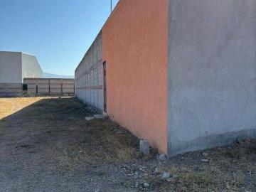 Terreno con casa de una planta en area de bodegas San Juan del Rio