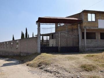 Terreno con construcciones de uso mixto en Venta