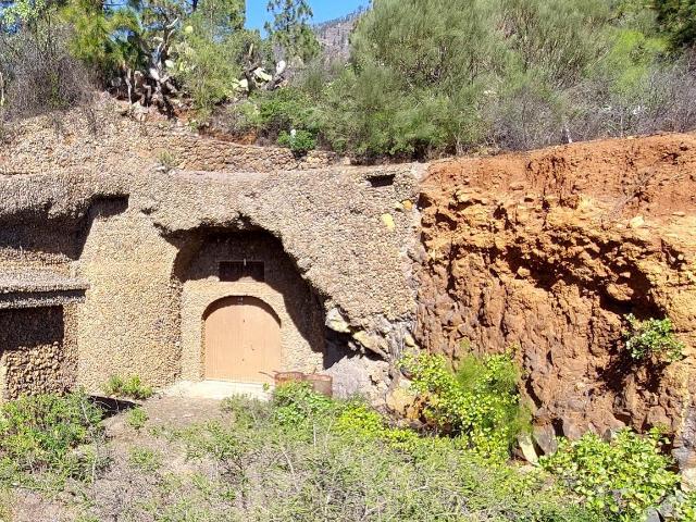 FINCA CON CUEVAS AGUA Y LUZ