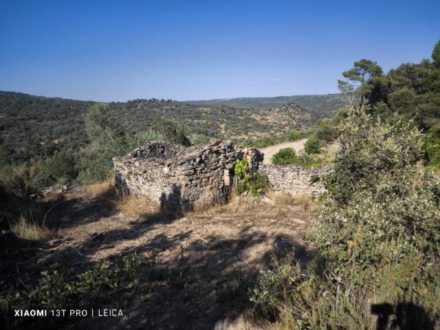 Terreno de montanha com ruínas Castelo Mendo Guarda Centro de Portugal