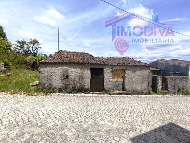 Terreno de cultura com casas de arrumação em Castanheira de Pera
