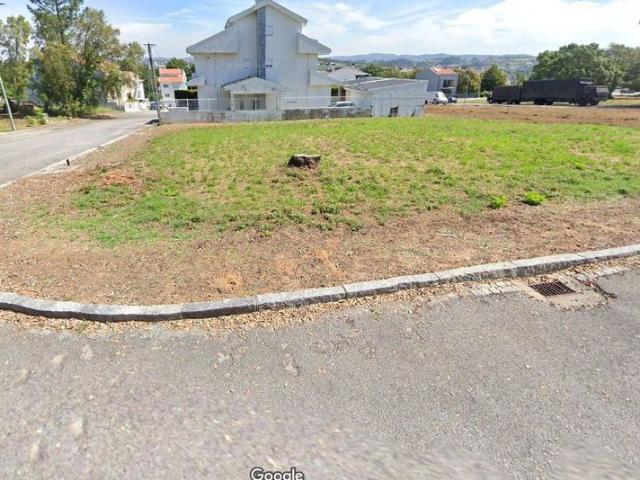 Terreno de gaveto para moradia 3 frentes em Avintes