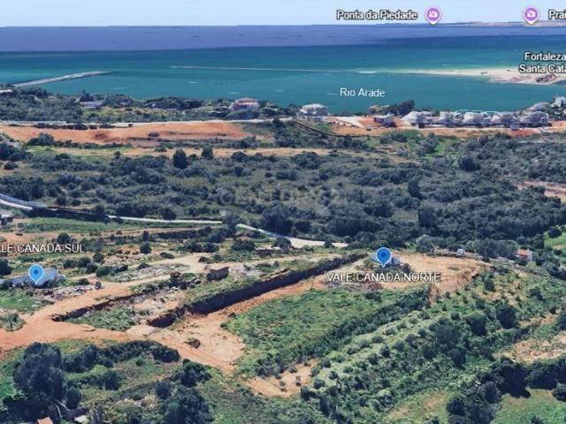 Terreno de Vale Canada Norte Ferragudo Terreno com projeto aprovado para construção de um Hotel com 46 quartos, próximo de um dos melhores campos de golfe do país. A área total é de 14.320 metros quadrados.Terreno de Vale Canada Norte Ferragudo
