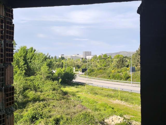 Terreno de 1400m2 com casa em construção, com vista sobre o Casino de Chaves