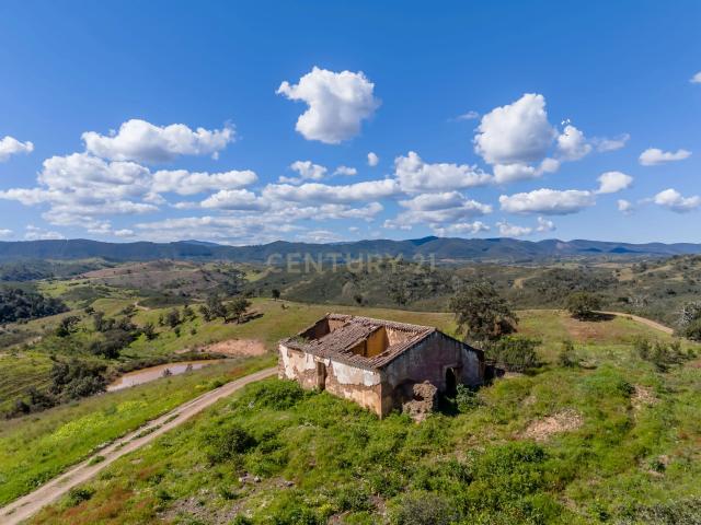 Terreno de 11,4 hectares com ruínas e projetos aprovados – Odemira Pereiras Gare