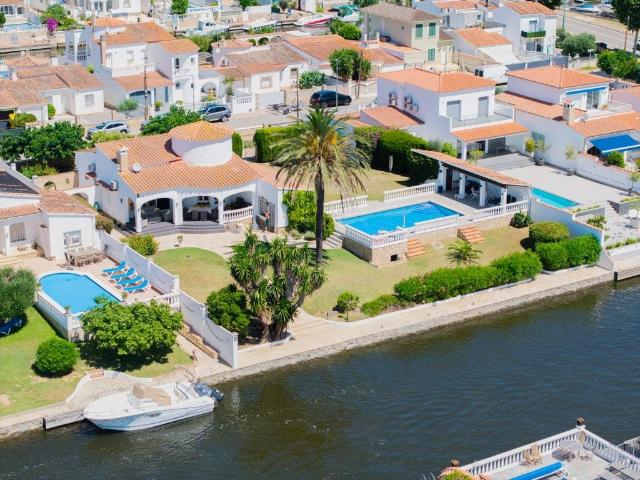Terreno de 1.500 m² con casa junto al canal 236m² Empuriabrava