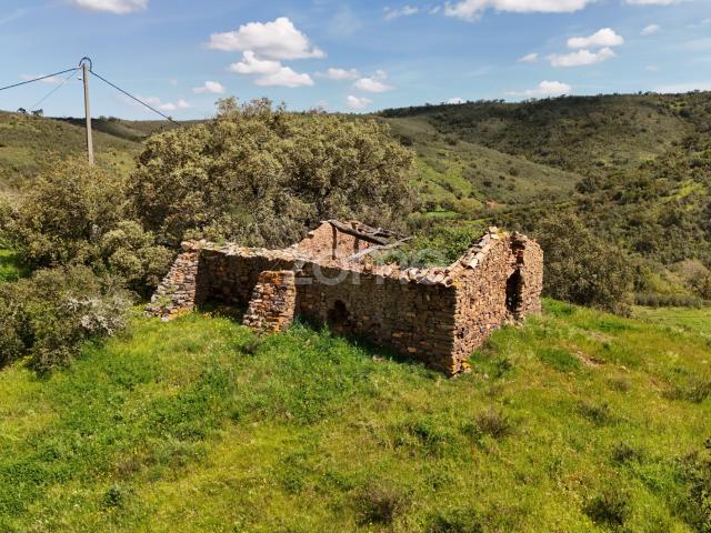 Terreno de 23 hectares com sobreiros e ruínas em Tramagueira, Pereiras Gare