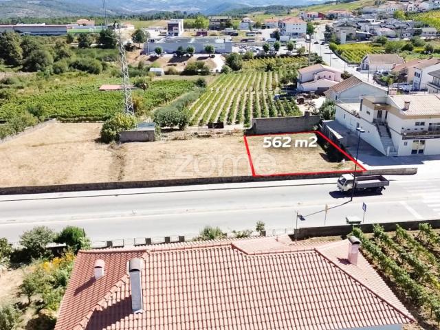 Terreno de 562 m², localizado no centro de Alijó
