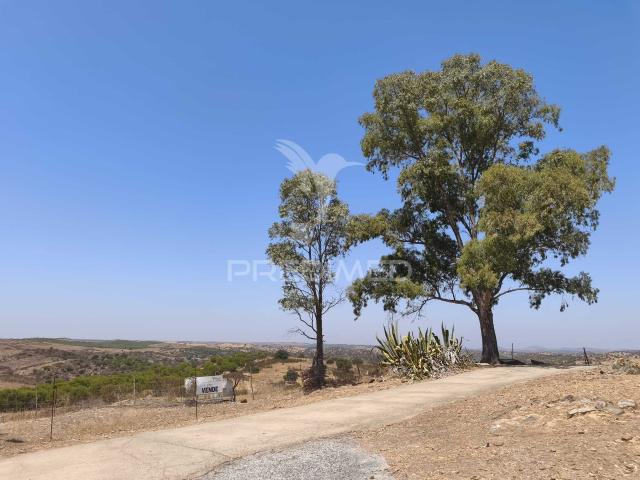 Terreno de 600m2 com ruína e pôr do sol único na Mesquita, Mértola