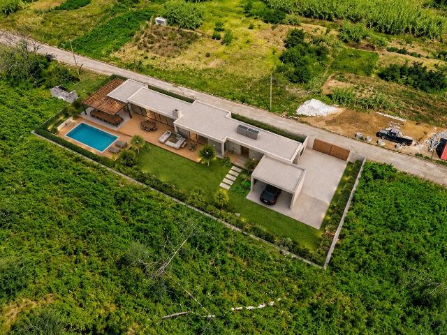 Terreno de 824 m2 com grande potencial turístico e vista mar na Raposeira, Calheta