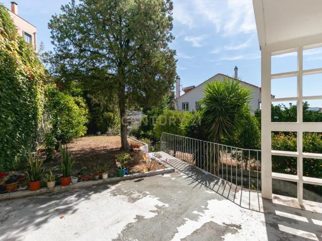 Terreno de 956m2 com duas moradias em Alcântara, Lisboa, uma T4 e T3