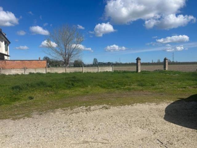 Terreno di 1325 m in vendita a Ferrara