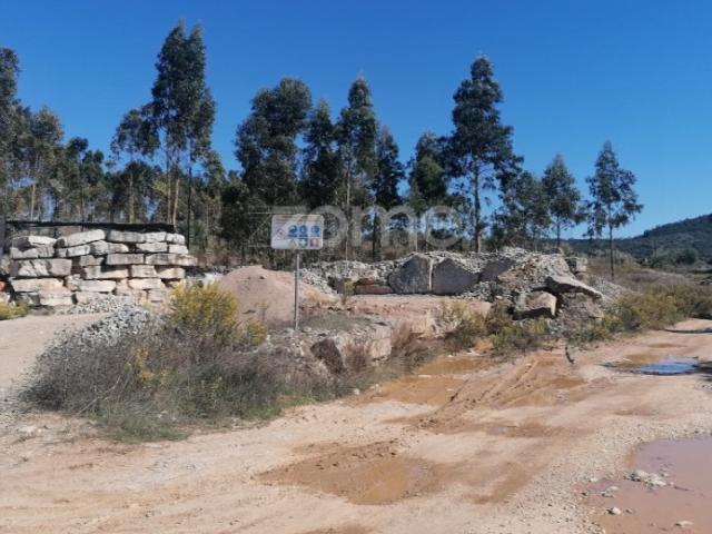 Terreno e pedreira licenciada com 11.880 m2 Zambujal