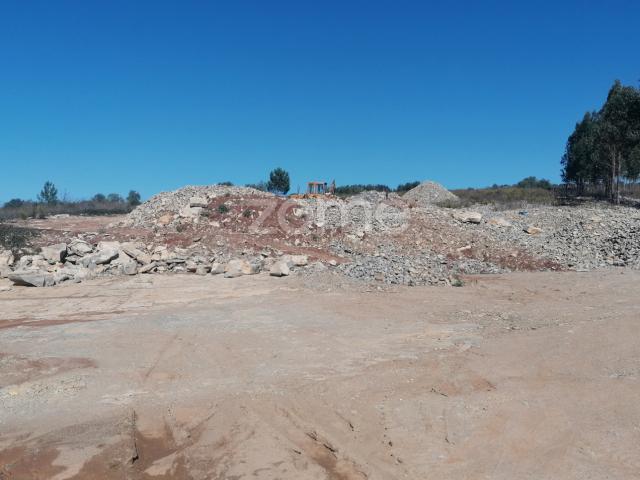 Terreno e pedreira licenciada com 11.880 m2 Zambujal