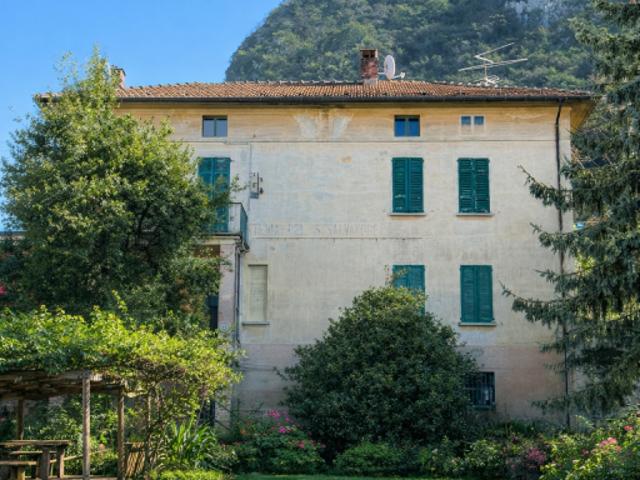 Terreno edificabile con casa con 2 appartamenti
