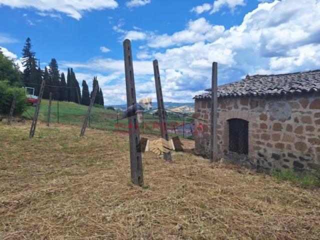 Terreno edificabile con magazzino in vendita nella prima periferia di Orvieto