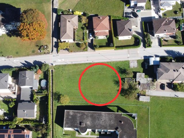 Terreno edificabile soleggiato con leggera pendenza destinato ad utilizzo abitativo