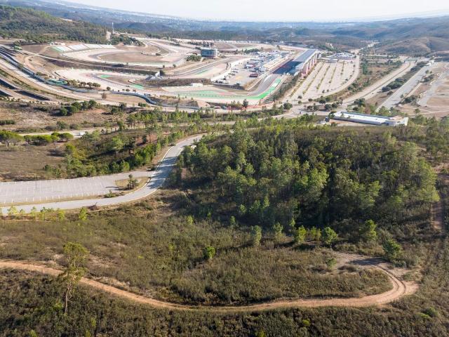 Terreno comercial de 12.192 m² frente ao Autódromo do Algarve