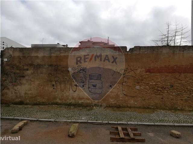 Terreno em Almada Velha para construo de Prdio
