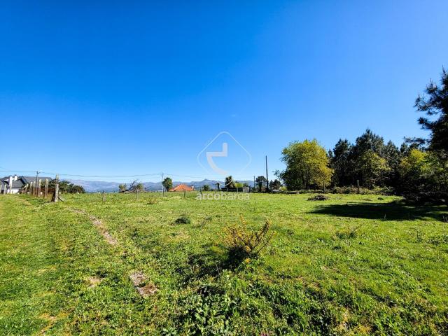 Terreno em zona de construção em Monte Redondo