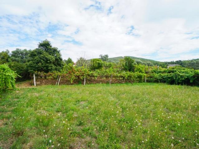 Terreno em zona de construção para venda, com vistas para o vale, na freguesia de Sago, em Monção