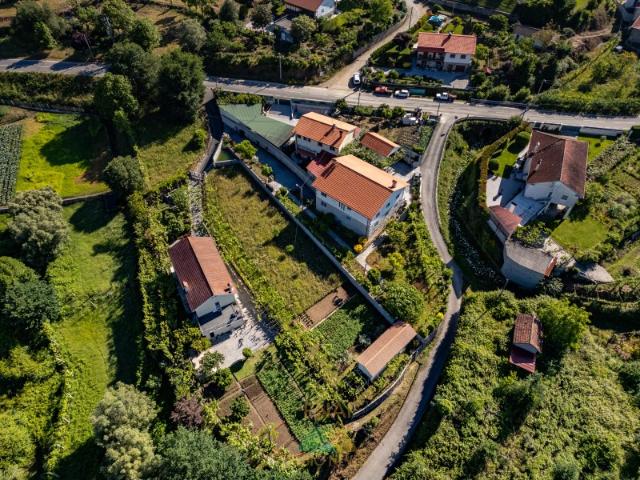 Terreno em Zona de Costrução Plano e Murado