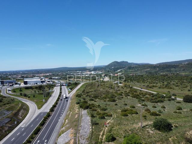 Terreno Empresarial 37.000 m² – A 1 Minuto da A1 e Junto à A23 | Oportunidade Única