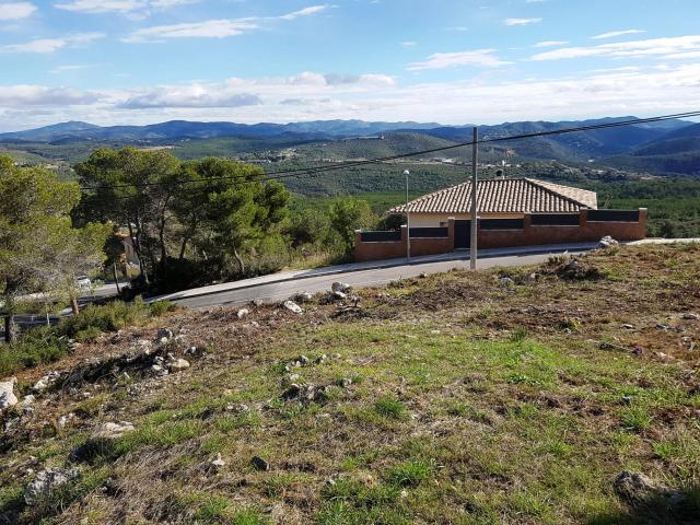 Terreno en Canyelles en esquina, soleado y con vistas panorámicas