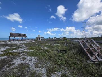 Terreno en la playa con Palapa y banos en Isla Aguada