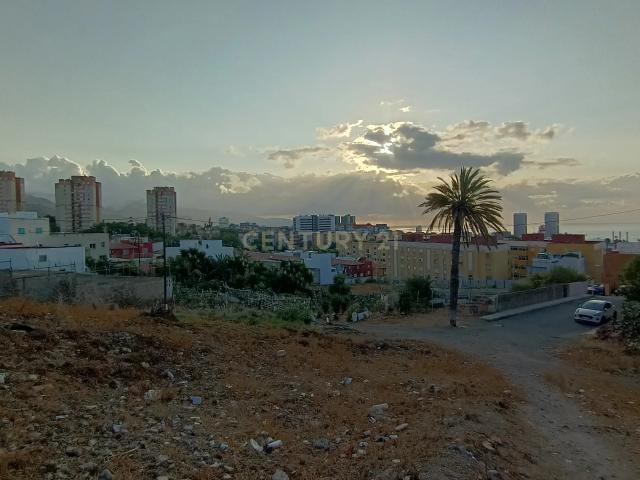 Terreno en Santa Cruz de Tenerife: ¡Oportunidad Única!