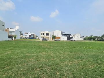 Terreno en venta con vistas al lago en residencial onix