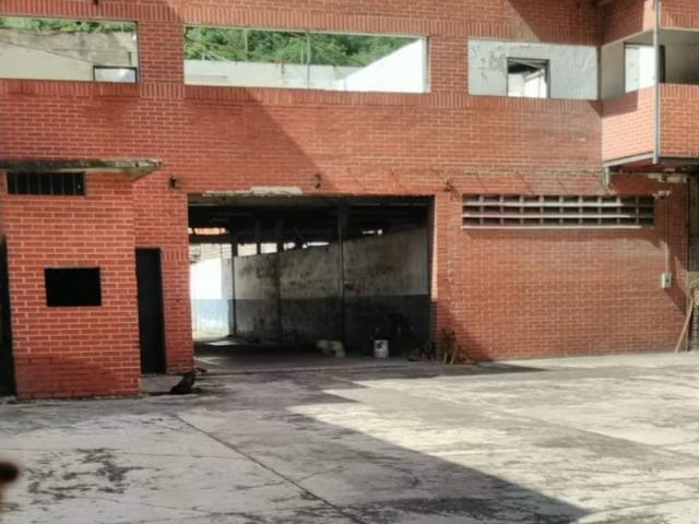 TERRENO EN VENTA CON EDIFICACIÓN DE GALPON PARA REMODELAR CAUCAGUITA