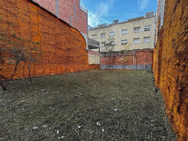 Terreno en venta en Mollet del Vallès, de 243 m² por 180.000