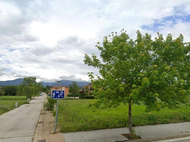 Terreno en venta en calle Mercè Rodoreda, Besalú, de 586 m² por 190.000