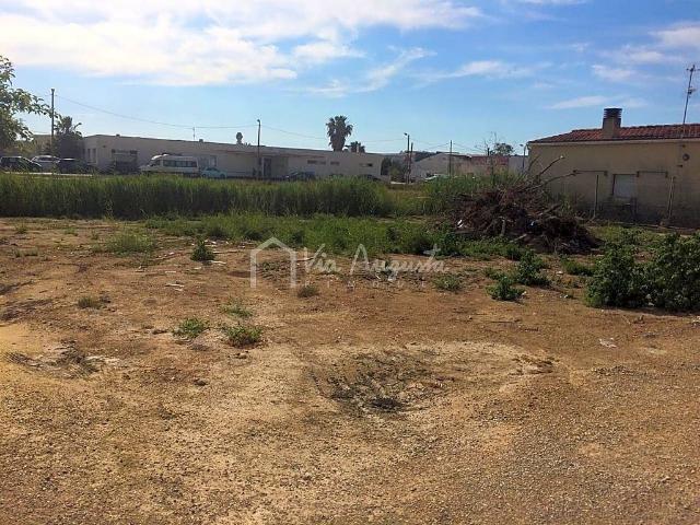 Terreno en venta en calle Antoni Gaudí, Deltebre, de 551 m² por 40.000