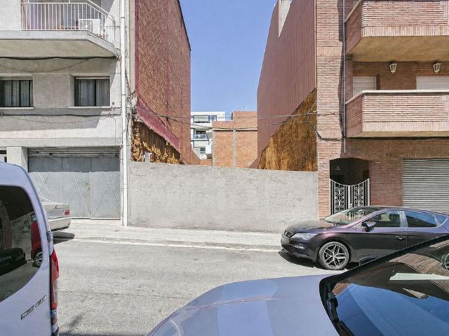 Terreno en venta en calle De Menéndez y Pelayo, Badalona, de 376 m² por 300.000