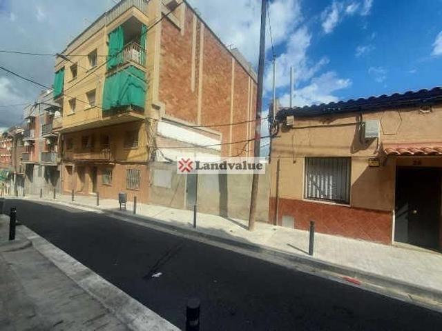 Terreno en venta en calle De Roger de Llúria, Santa Coloma de Gramanet, de 145 m² por 71.800