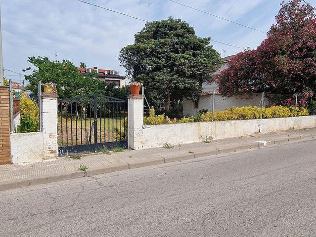 Terreno en venta en calle Dotze, Santa Perpètua de Mogoda, de 760 m² por 425.000