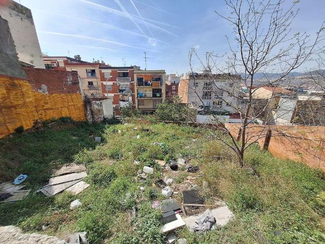 Terreno en venta en calle Linares, Badalona, de 847 m² por 180.000