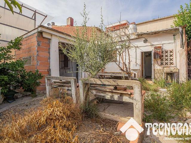 Terreno en venta en calle Valencia, Rubí, de 100 m² por 145.000