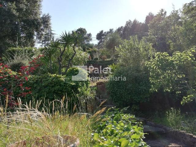 Terreno en Venta en Can Güell, Torrelles de Llobregat – 843 m2 con Acceso por Dos Calles