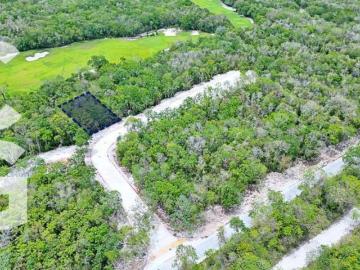 Terreno en Venta en Cancun en Residencial Country Club frente a Área Verde